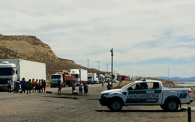 Durante varias horas, trabajadores municipales mantuvieron bloqueada la ruta nacional 3 en Caleta Olivia. 