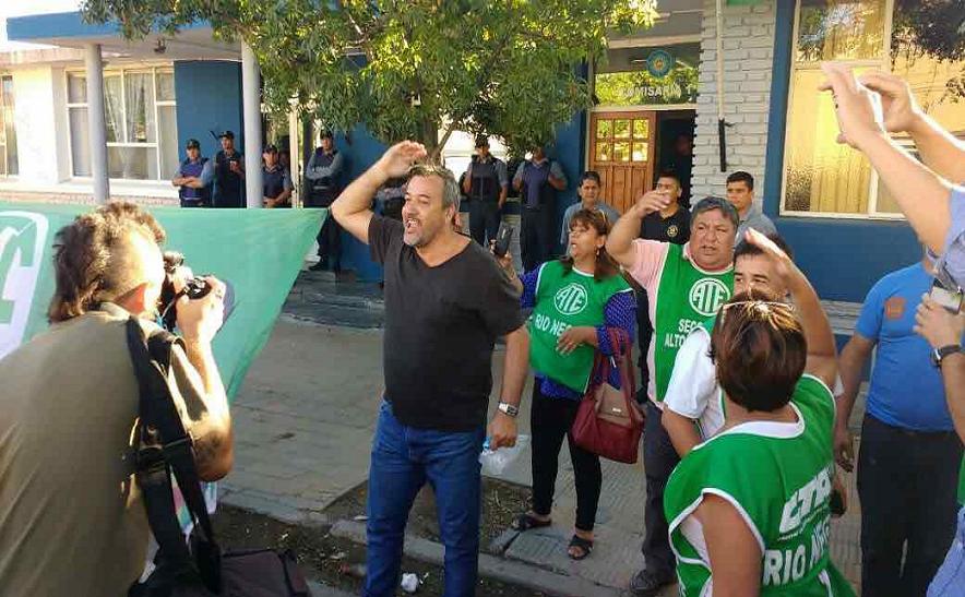 El Secretario General de ATE y de la CTA Autónoma de Río Negro, Rodolfo Aguiar, recuperó la libertad tras más de nueve horas de detención por las actividades desarrolladas en Viedma en repudio y rechazo a la visita del Presidente Macri.