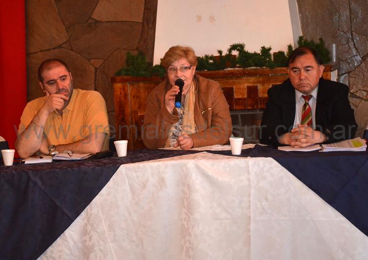 Héctor López Auil (Caja Previsional), Elisa Dietrich (Caja Previsional) y Gustavo Caicheo (Obra Social), realizaron una reunión informativa en la sede del Club Social en Río Grande.