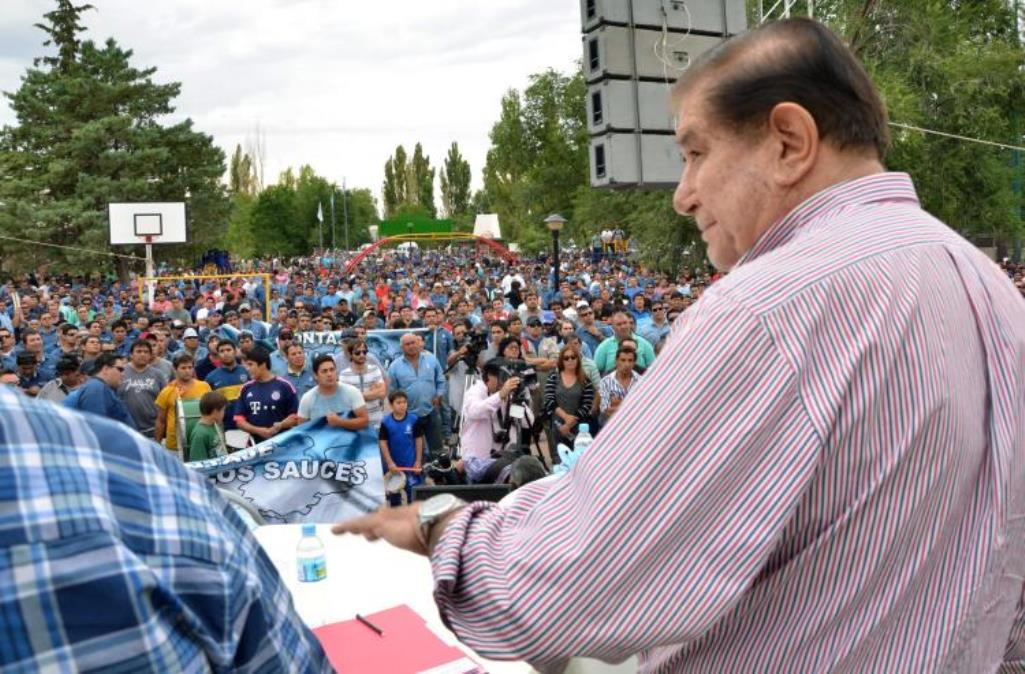 En los pozos, cada equipo de trabajo trata de imponer sus reglas en una negociación particular con los representantes de las patronales en el territorio.