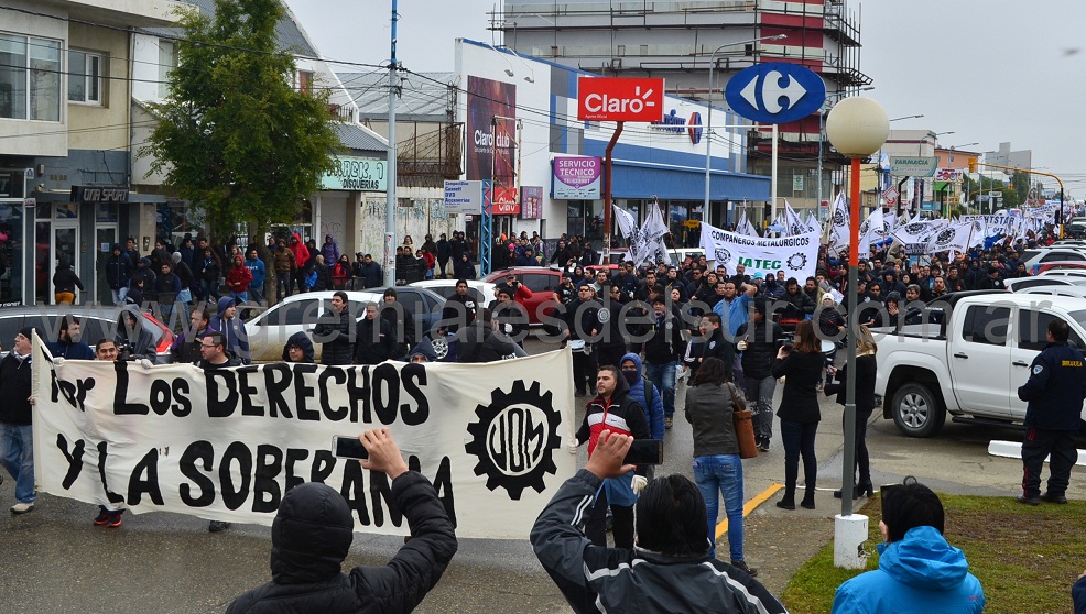 Unos 4.000 trabajadores se manifestaron en Río Grande contra las políticas del Gobierno nacional y la complicidad del Gobierno provincial.