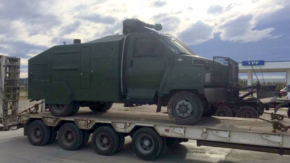 Traslado de un camión hidrante de Gendarmería hacia Río Gallegos. Imagen tomada en la estación de servicios YPF ubicada sobre la ruta nacional N° 3 en San Julían.
