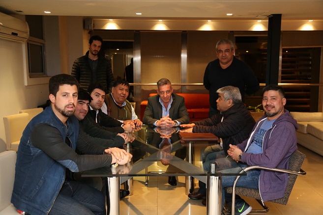 Jorge Ávila junto a integrantes de Comisión Directiva de Petroleros Privados de Chubut.