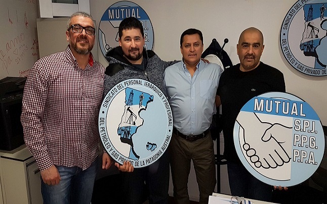 David Klappenbach (izq.) junto a dirigentes de Petroleros Jerárquicos de Tierra del Fuego.