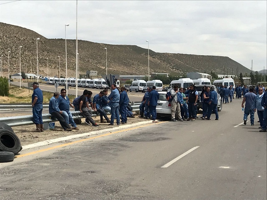 Desde las primeras horas de este lunes 8 de enero, trabajadores de la constructora CPC volvieron a cortar la Ruta 3 y 26. 