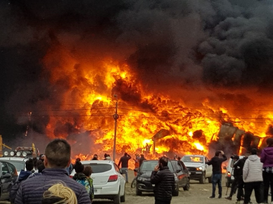 El siniestro se inició en la zona de depósito que da hacia la intersección de las calles Alte. Brown y Pte. Ortiz. Los primeros testimonios dan cuenta del inicio del fuego provocado por chicos que jugaban en la zona.