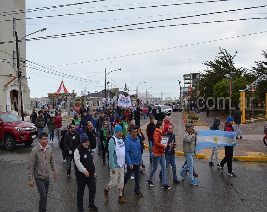 Frente a la Plaza Almirante Brown de Río Grande, se realizó la concentración para manifestar el rechazo de la sociedad a los aumentos de las tarifas eléctricas autorizadas por el Gobierno nacional y por el Gobierno provincial.