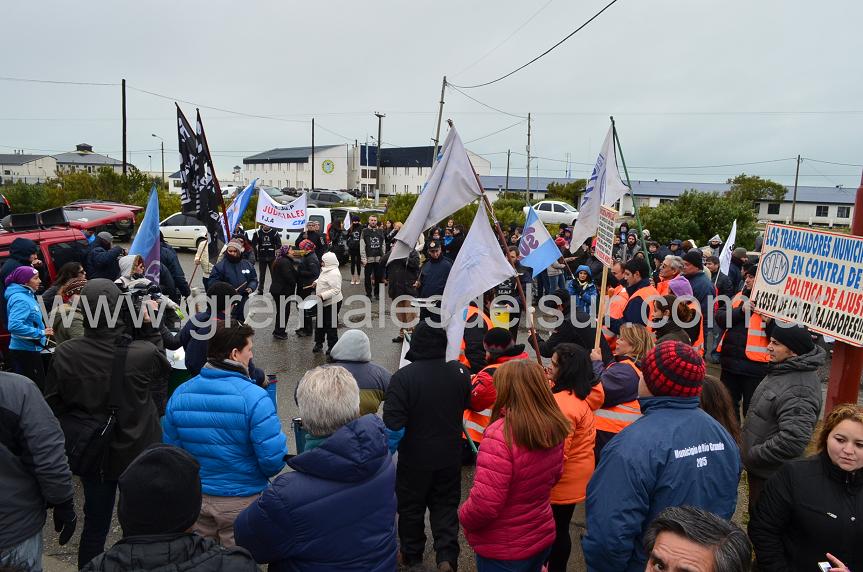 Alrededor de 200 trabajadores y jubilados estatales se movilizaron a la Cámara de Apelaciones en Río Grande. 