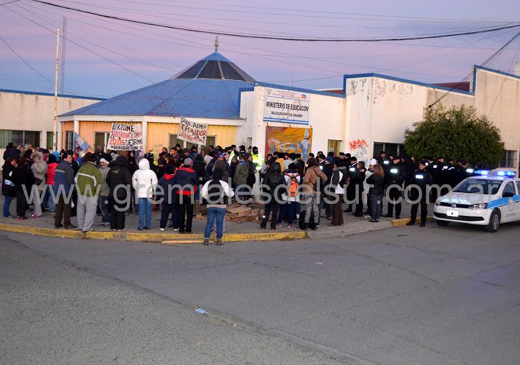 SUTEF, acompañado por la la Unión de Gremios y Jubilados Estatales de Tierra del fuego, se manifestó en la Delegación del Ministerio de Educación en Río Grande.