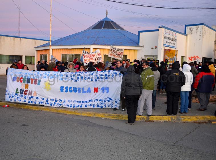 SUTEF, acompañado por la la Unión de Gremios y Jubilados Estatales de Tierra del fuego, se manifestó en la Delegación del Ministerio de Educación en Río Grande.
