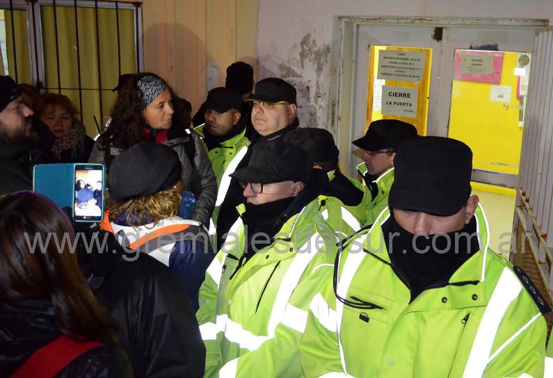 Verónica Andino, Secretaria General del SUTEF Río Grande, intenta, sin respuestas, dialogar con efectivos policiales.