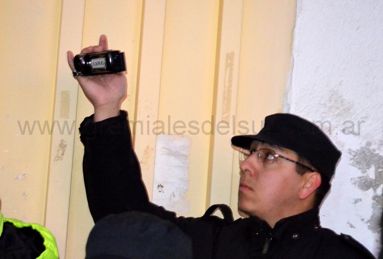 El efectivo de la Policía filmando a docentes en Río Grande.