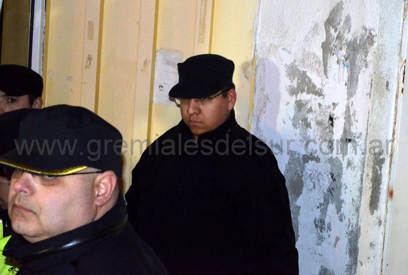 El efectivo de la Policía, sin identificación, esperando el momento para sacar la 