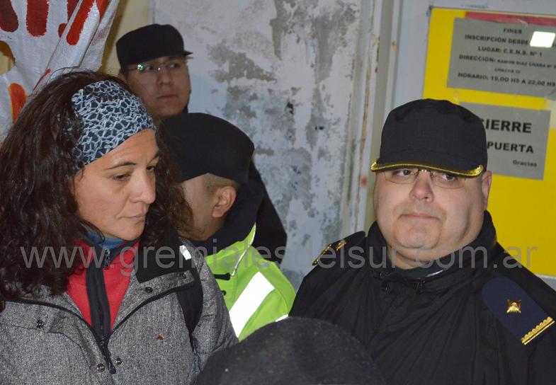 El efectivo policial contra la pared en el acceso a la Delegación de Educación en Río Grande.