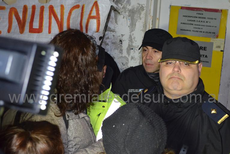 José Luís Calderón (ctro), Jefe de la Unidad Regional Norte de la Policía, a cargo del operativo en la Delegación de Educación. 