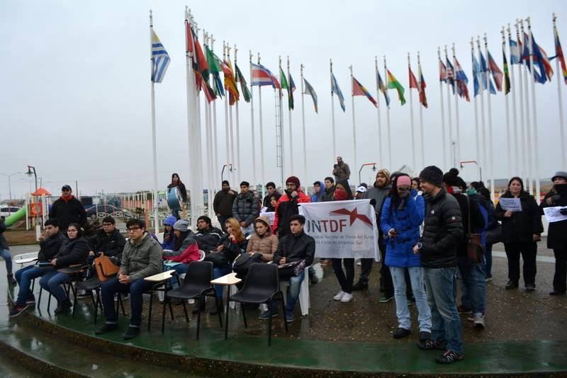 Docentes, no docentes y estudiantes, realizaron una clase pública en la Plaza de las Américas en Río Grande. Foto: Flor Basso.