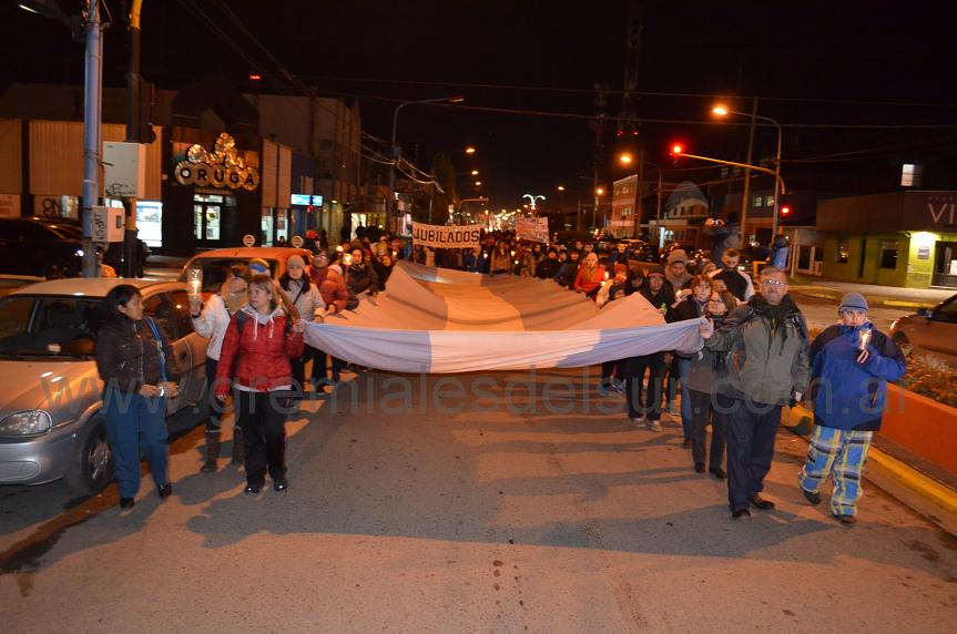 El viernes por la noche se concretó en Río Grande una nueva marcha de antorchas convocada por la Unión de Gremios y Jubilados Estatales.
