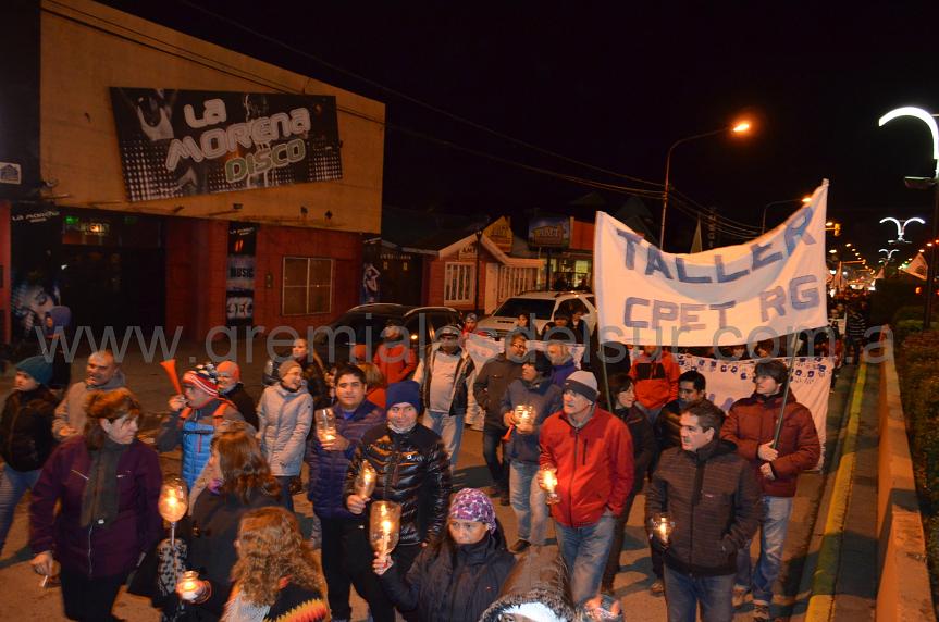 El viernes por la noche se concretó en Río Grande una nueva marcha de antorchas convocada por la Unión de Gremios y Jubilados Estatales.