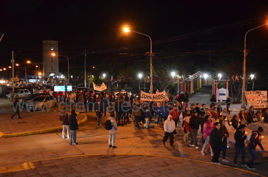 El viernes por la noche se concretó en Río Grande una nueva marcha de antorchas convocada por la Unión de Gremios y Jubilados Estatales.