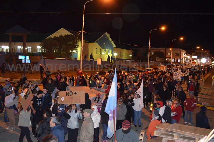 El viernes por la noche se concretó en Río Grande una nueva marcha de antorchas convocada por la Unión de Gremios y Jubilados Estatales.