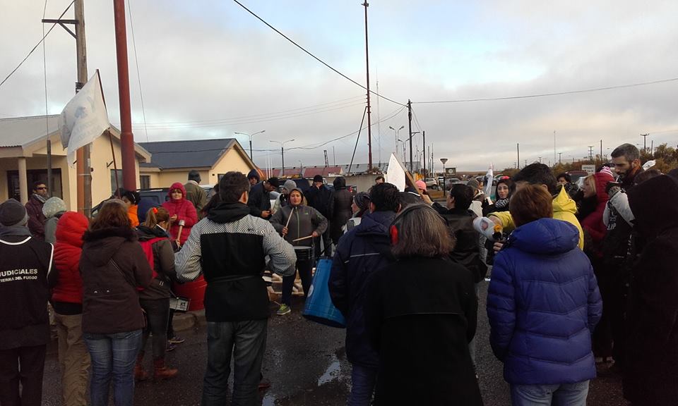 Trabajadores estatales de Río Grande nucleados en la Unión de Gremios y Jubilados Estatales, se manifestaron este jueves 18 de mayo frente a la Cámara de Apelaciones. 