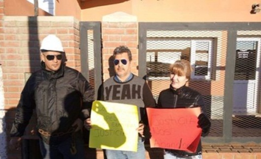  Afiliados a Petroleros Privados apostados frente a la sede sindical de Ameghino 887 de Río Grande.