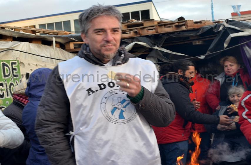 Pedro Cormack, Secretario General de ADOSAC Santa Cruz, en la visita que hiciera al acampe de la Unión de Gremios en Río Grande.