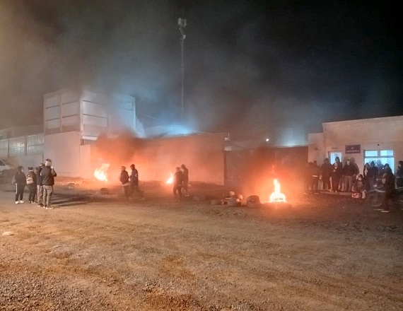 Trabajadores de pesquera en Puerto Madryn realizaban anoche una nueva jornada de protesta