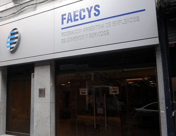 FAECyS acordó una paritaria semestral más sumas fijas 