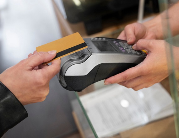 La morosidad de las familias con tarjetas de crédito rozó el 5% en junio, el segundo registro más alto en al menos 15 años
