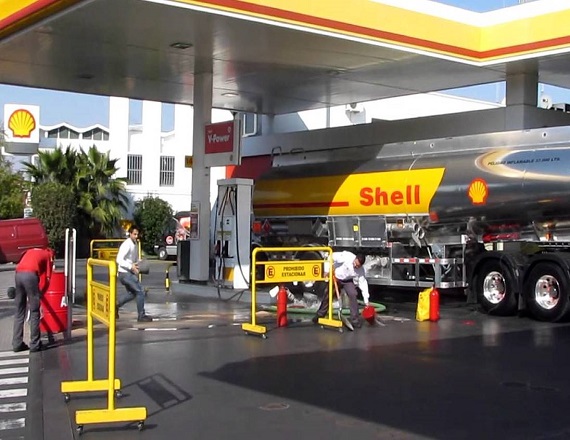 Shell vende su refinería y 700 estaciones en Argentina, 2.500 empleos en riesgo por el rumbo económico de Milei