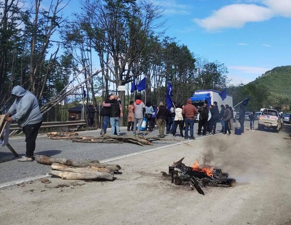 “De acá no nos movemos hasta que no venga el Gobernador”, Carlos Córdoba