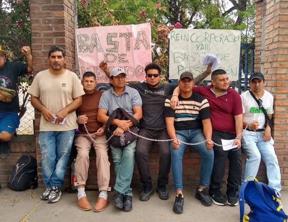 Trabajadores se encadenaron a la planta de Ingenio Ledesma para exigir la reincorporación de más de 20 despedidos
