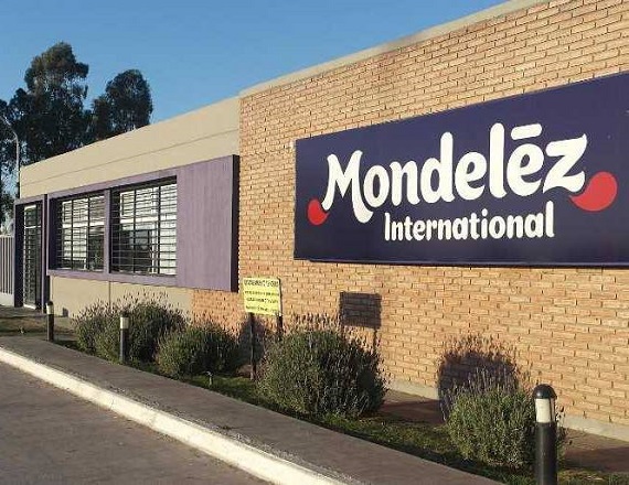 Mondelez anticipa vacaciones y paraliza su producción