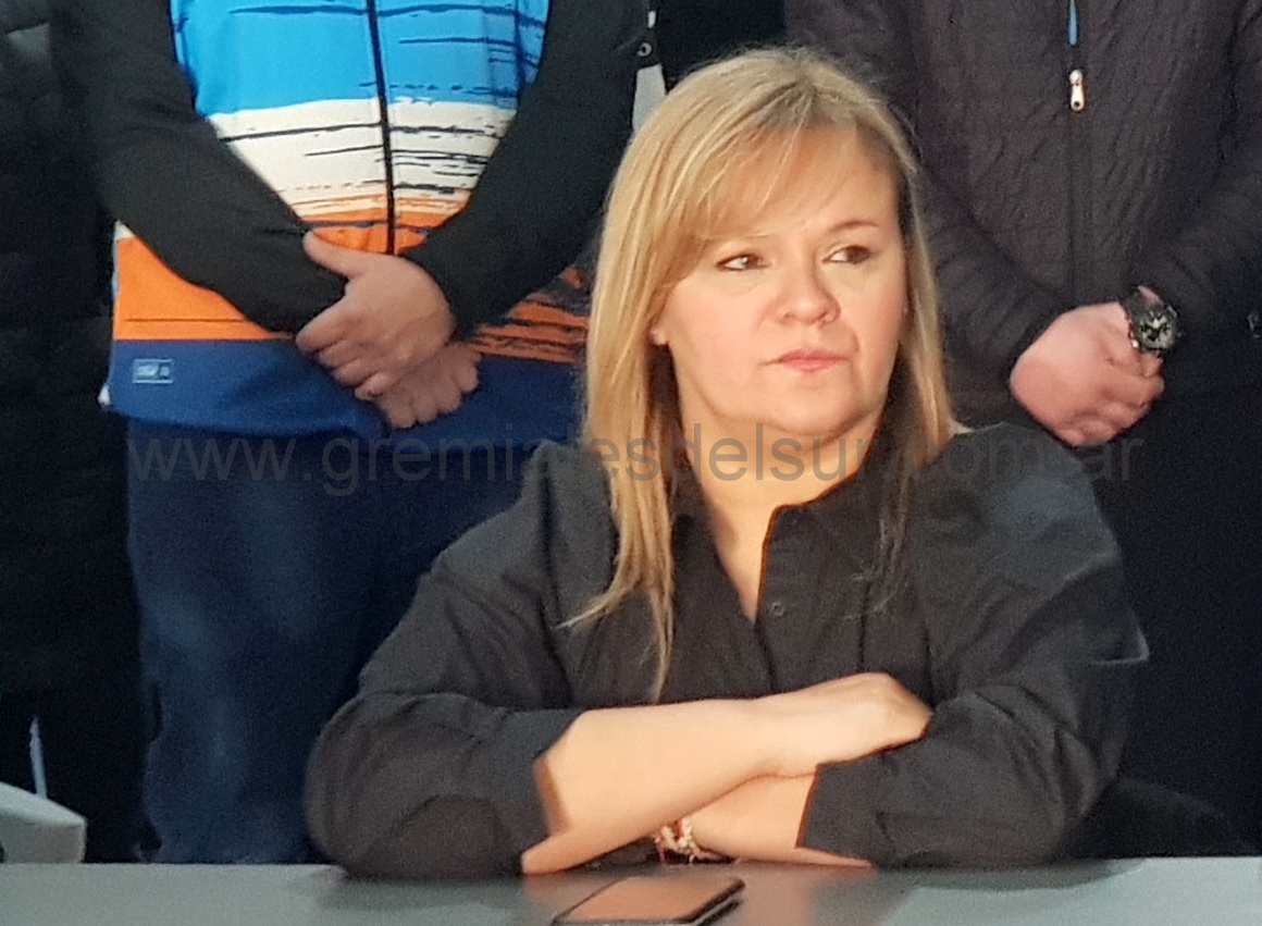 Piden la destitución de Adriana Pérez