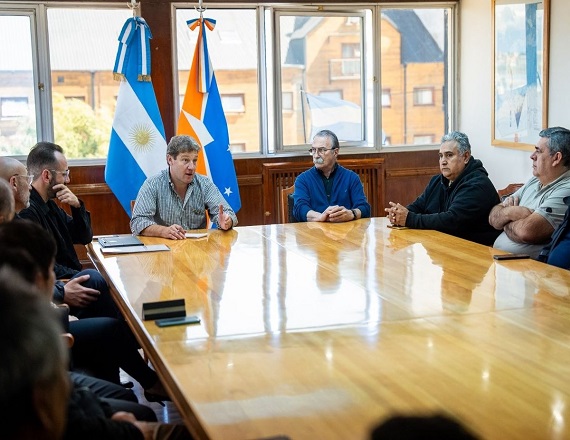 Melella se reunió con gremios portuarios y detallo las acciones para revertir la intervención de Nación  al Puerto de Ushuaia 
