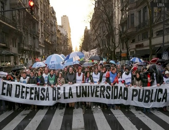 En defensa de la Ley de Financiamiento Universitario 27.795, el salario docente, la paritaria, y la Universidad Pública Argentina 