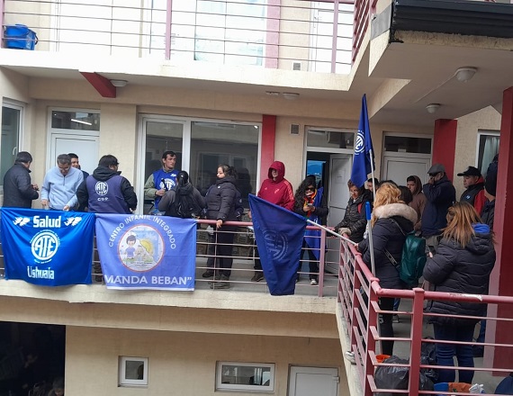 Afiliados ocupan la sede de la OSEF en Ushuaia y exigen respuestas