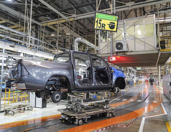 Toyota reducirá un turno de producción y podría despedir 500 operarios