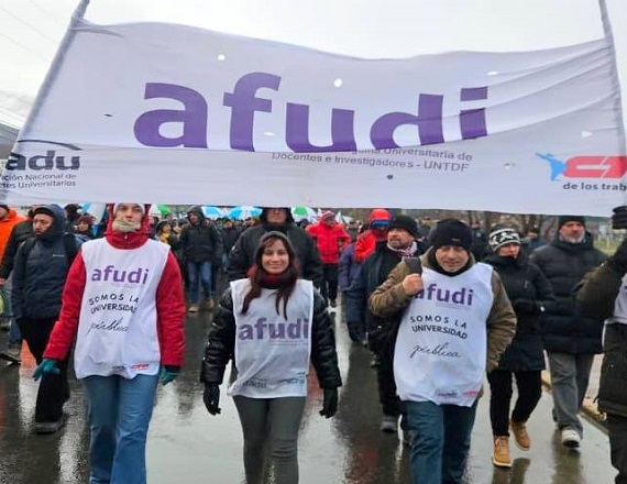 Ni el frío ni las adversidades climáticas frenaron la defensa de la Universidad Pública por parte del pueblo fueguino