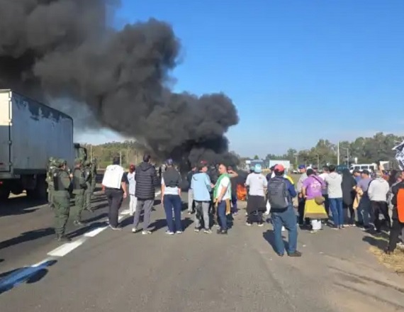 Trabajadores de Granja Tres Arroyos cortaron la Ruta 14