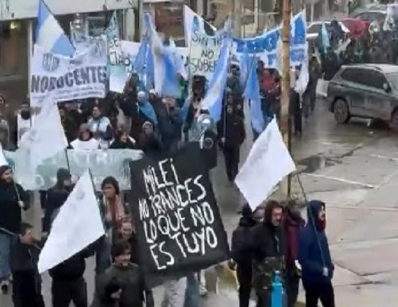 La CGT Río Grande realizó un abrazo simbólico a la Plaza Almirante Brown 