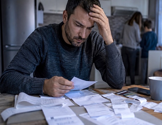 El 87% de los trabajadores estatales se endeudan para pagar alquiler, salud, comida y ropa