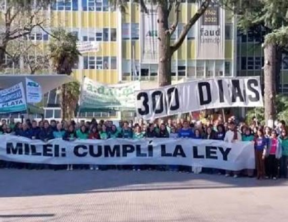 Docentes y nodocentes universitarios realizan un paro por 48 horas