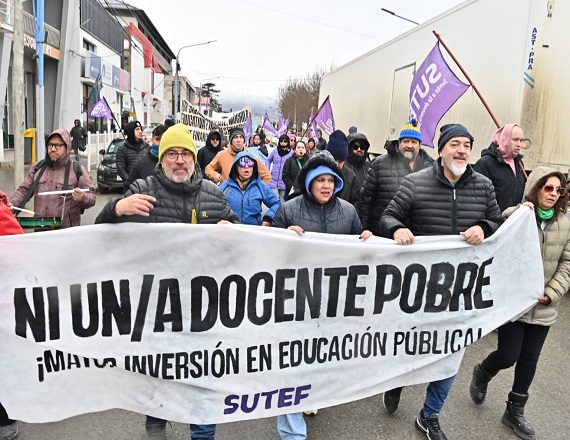 La docencia fueguina volvió a movilizarse y exigió a la Legislatura fecha para tratar el financiamiento educativo