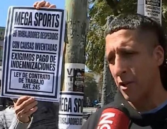 Protesta de trabajadores de Mega Sport por despidos 
