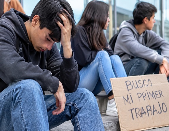 Casi el 37% de los jóvenes vive por debajo de la línea de la pobreza y no logra acceder al primer trabajo formal
