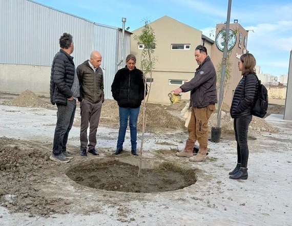Llugdar y Villegas acompañaron la plantación de árboles en la Escuela Tecnológica de la Patagonia Austral 