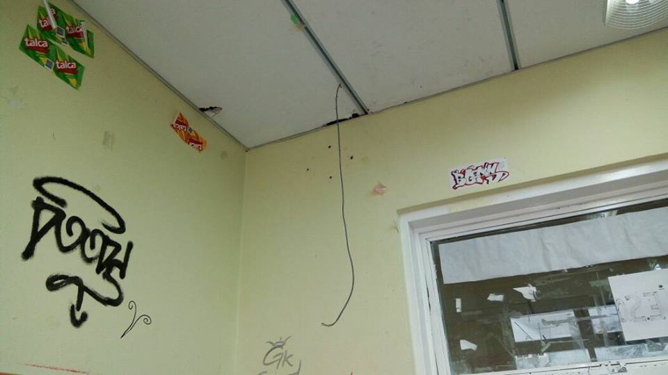 Cables que cuelgan en el Colegio Alicia Moreau de Justo, jueves 16 de febrero de 2017. Foto: Prensa SUTEF Río Grande.