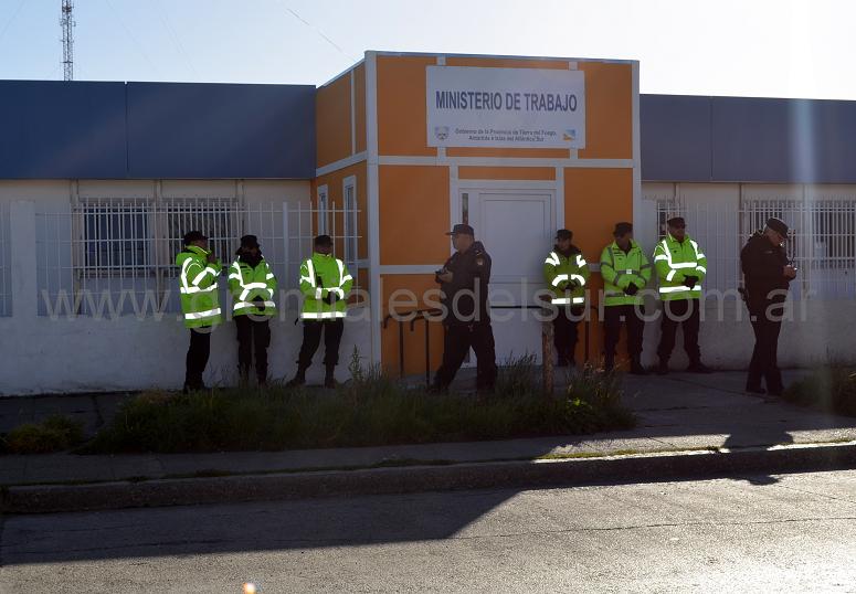 Desde las 9 de la mañana la policía se instaló en el Ministerio de Trabajo en Río Grande.